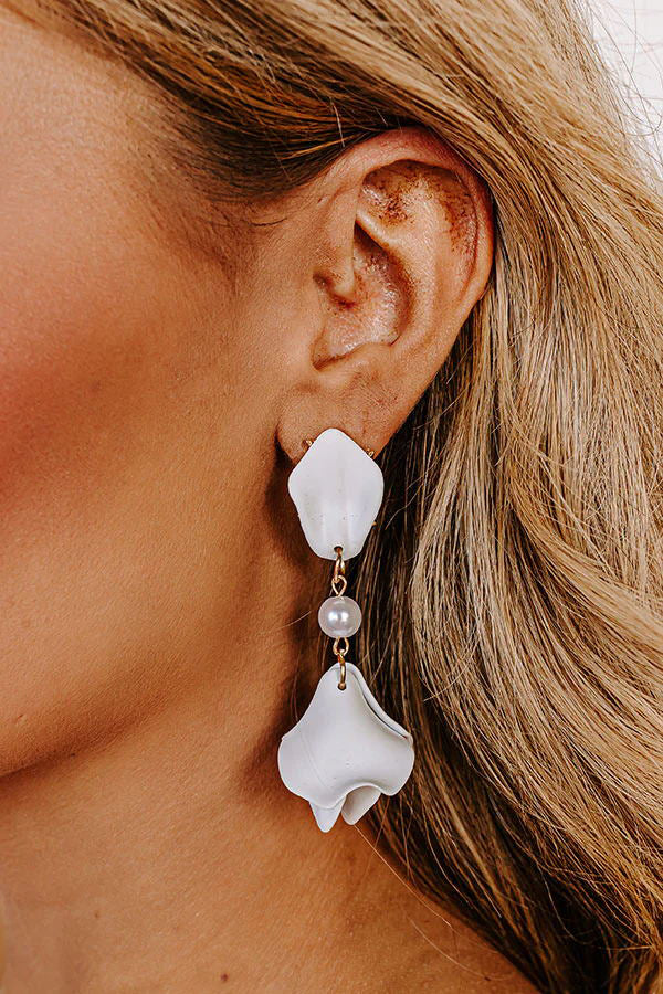 Chic and Heartfelt Flower Pearl Earrings